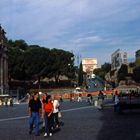 Blick vom Kolosseum auf Konstantinsbogen und Forum Romanum mit Septimius-Severus-Bogen