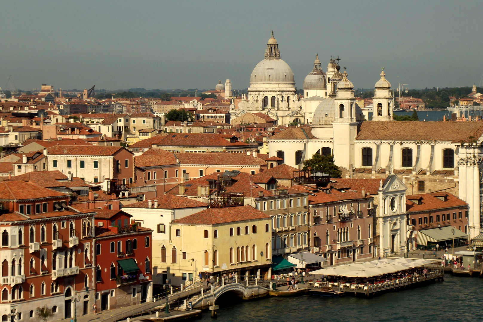 Blick vom Kreuzfahrtschiff auf Venedig