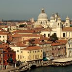 Blick vom Kreuzfahrtschiff auf Venedig