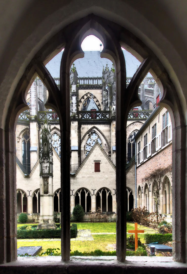 Blick vom Kreuzgang auf den Xantener Dom ...