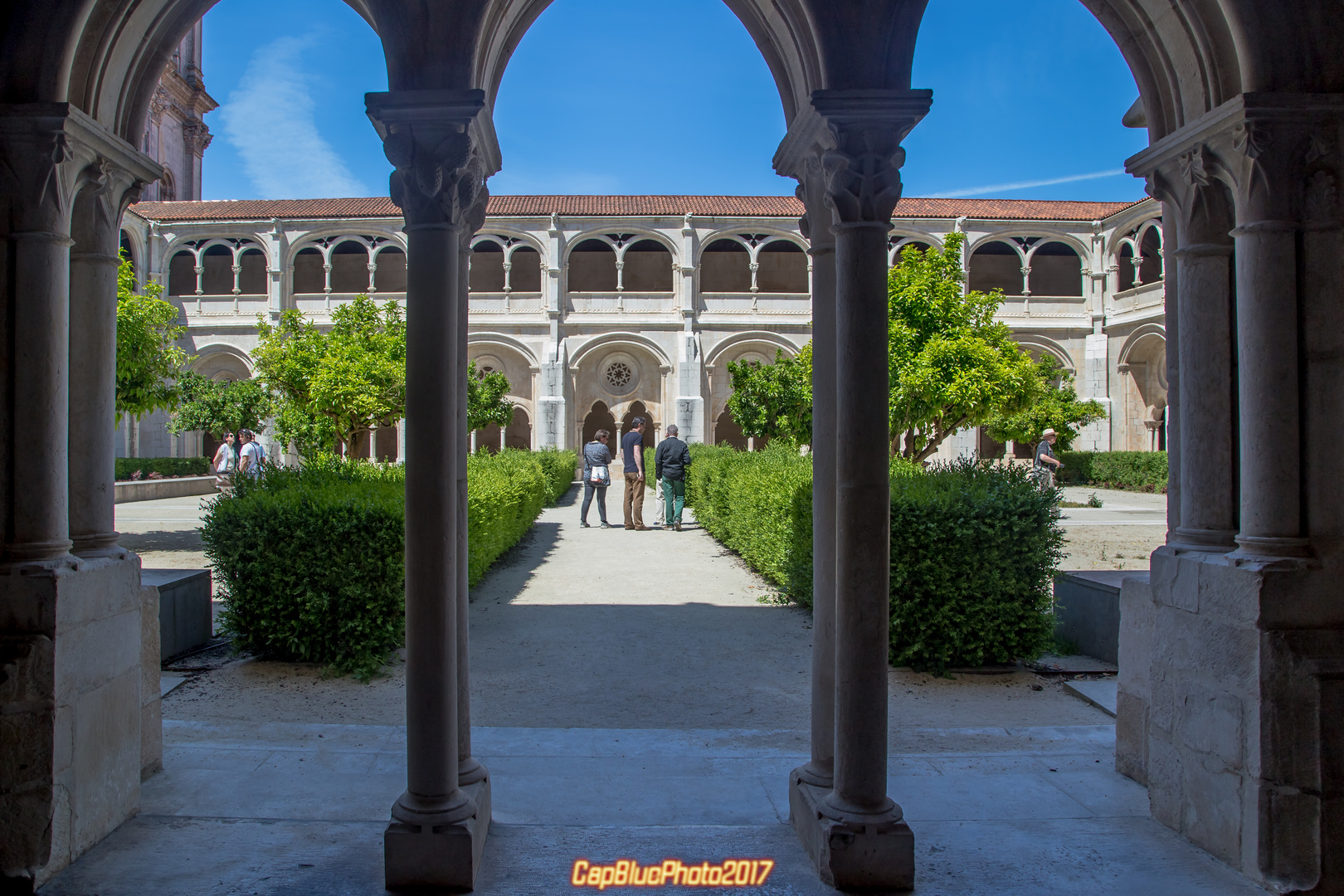 Blick vom Kreuzgang des Mosteiro de Alcobaca in den Klostergarten