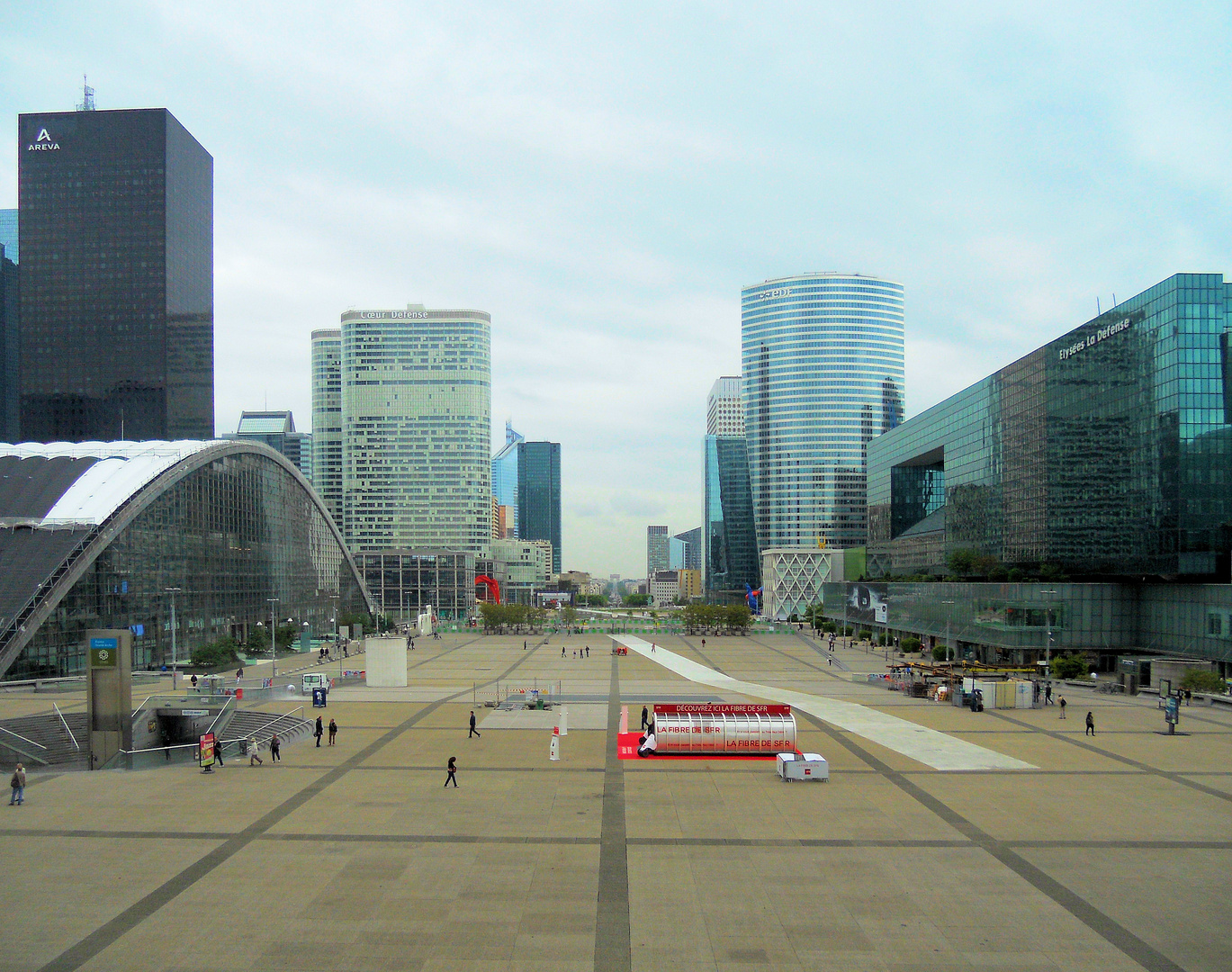 Blick vom La Grande Arche zum Arch de Triomphe