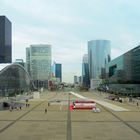 Blick vom La Grande Arche zum Arch de Triomphe