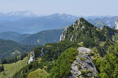 Blick vom Latschenkopf Richtung Zugspitze, in der Bildmitte der Walchensee