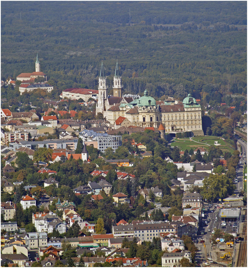 Blick vom leopoldsberg auf klosterneuburg mit seinem prächtigen stift und