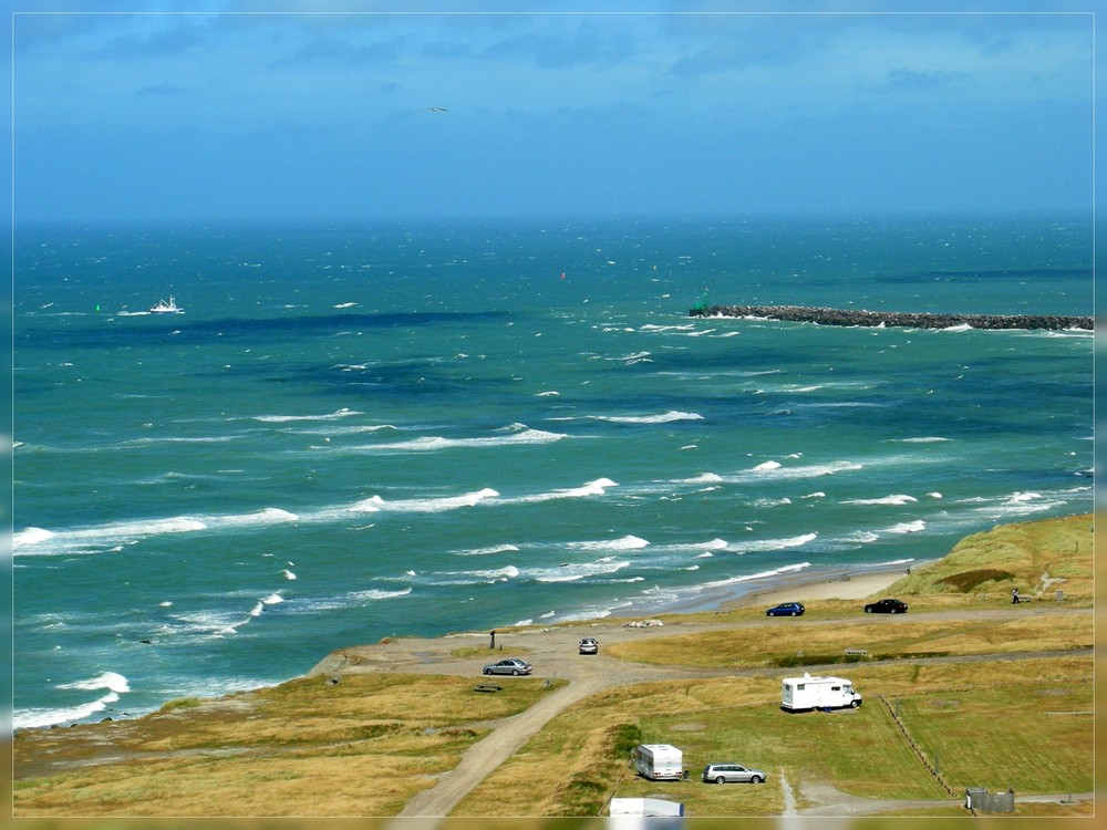 Blick vom Leuchtturm in Hirtshals auf das Meer.