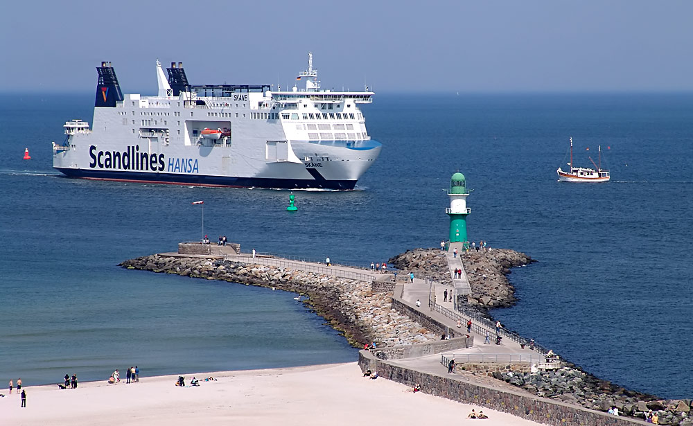 Blick vom Leuchtturm Warnemünde im Mai 2006