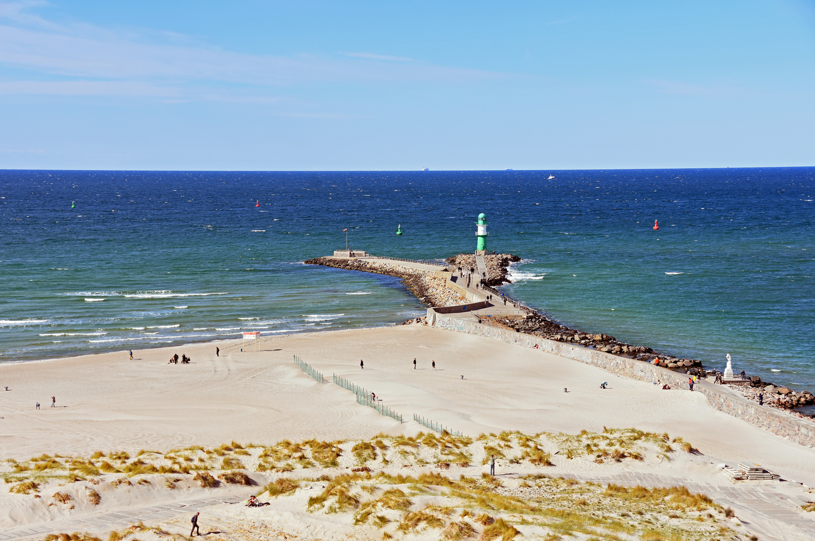 Blick vom Leuchtturm Warnemünde zur Ostsee