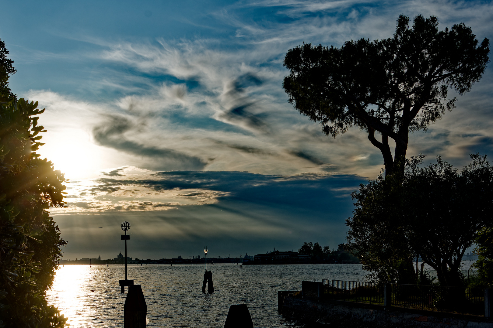 Blick vom Lido (di Venezia) auf Venedig in der Abendsonne