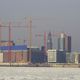 Blick vom Liegeplatz der Schwimmkrne der HHLA auf die vereiste Elbe, Elbphilharmonie, Hanseatic Tra