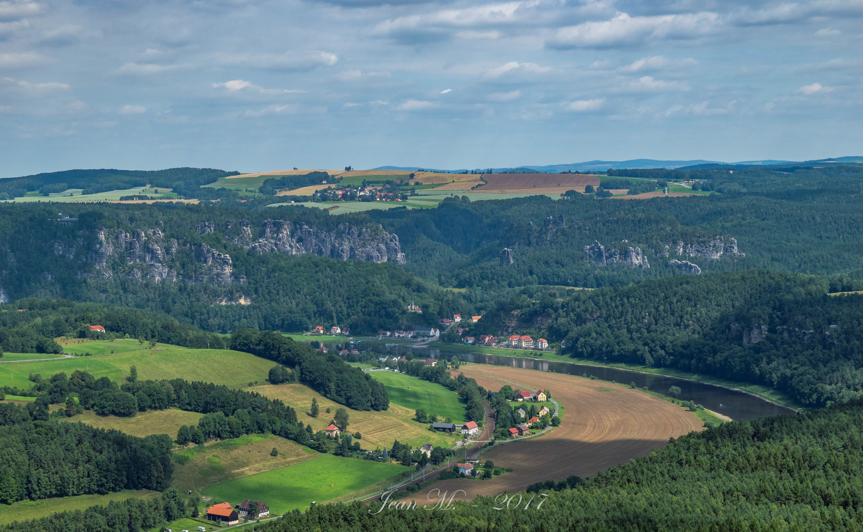 Blick vom Lilienstein auf Rathen und die Bastei