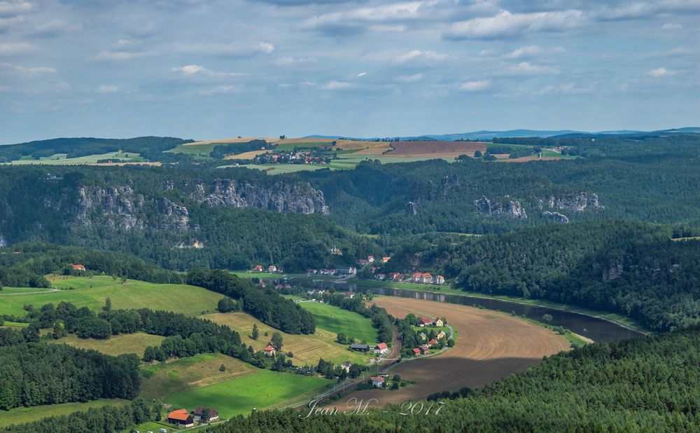 Blick vom Lilienstein auf Rathen und die Bastei