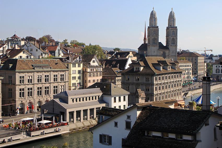 Blick vom Lindenhof über die Limmat, das Rathaus zum Grossmünster