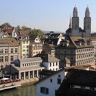 Blick vom Lindenhof über die Limmat, das Rathaus zum Grossmünster