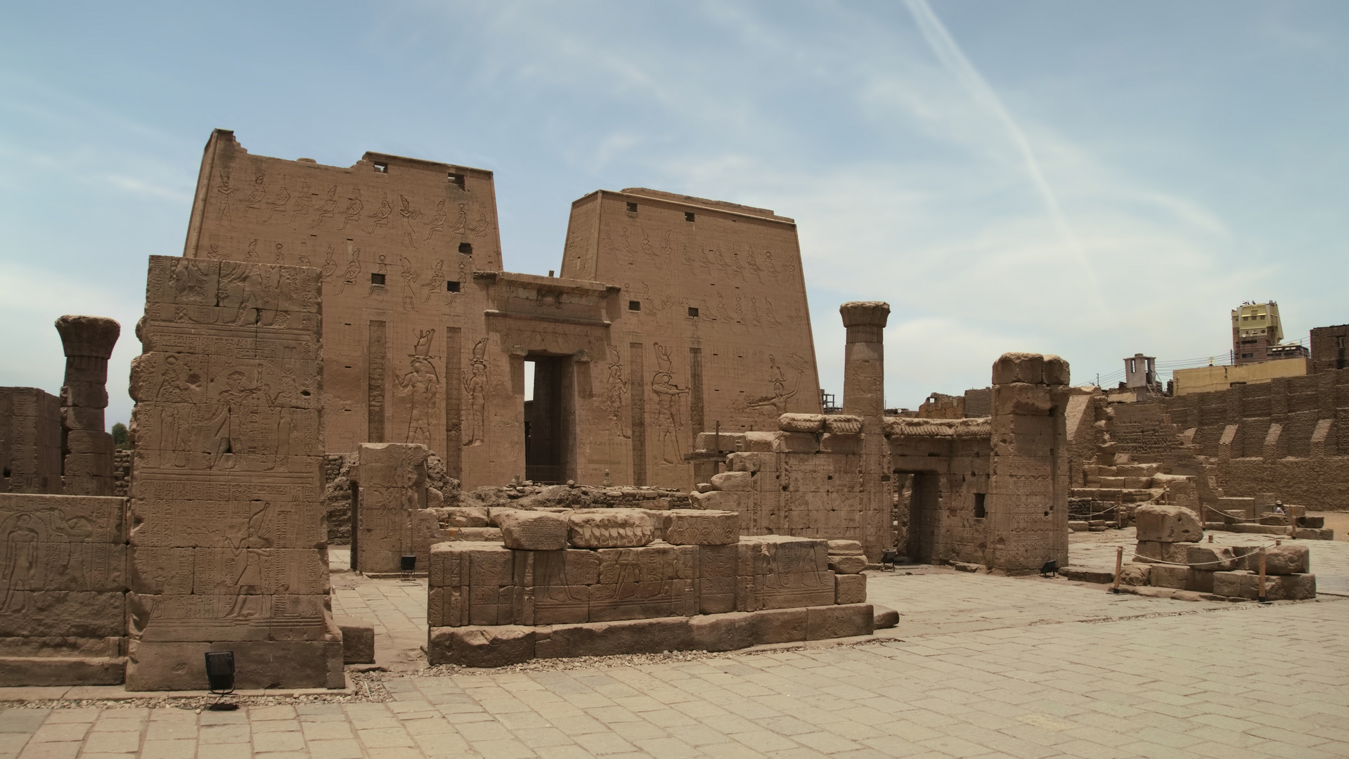 Blick vom Mammisi Tempel auf den Horustempel Edfu