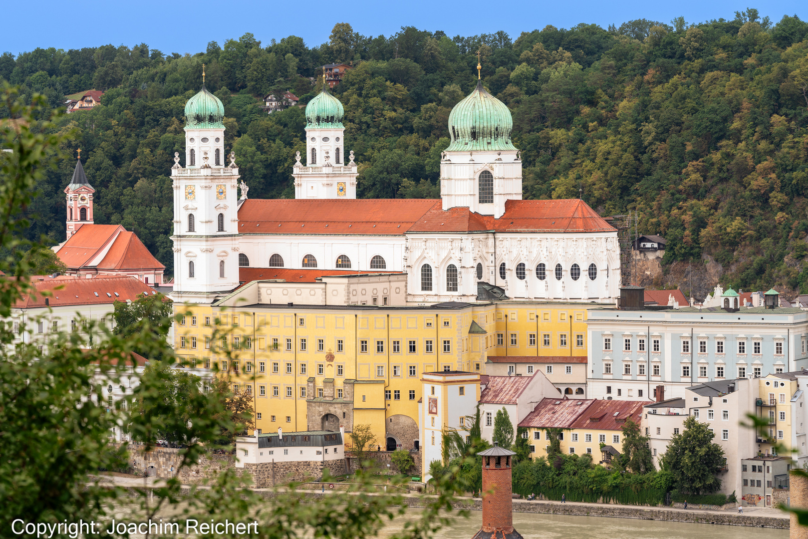 Blick vom Mariahilfberg über die Inn auf den Dom zu Passau