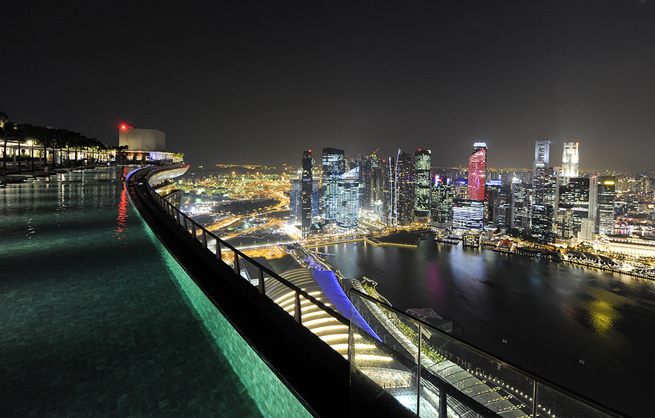 Blick vom Marina Bay Sands Pool auf Singapur
