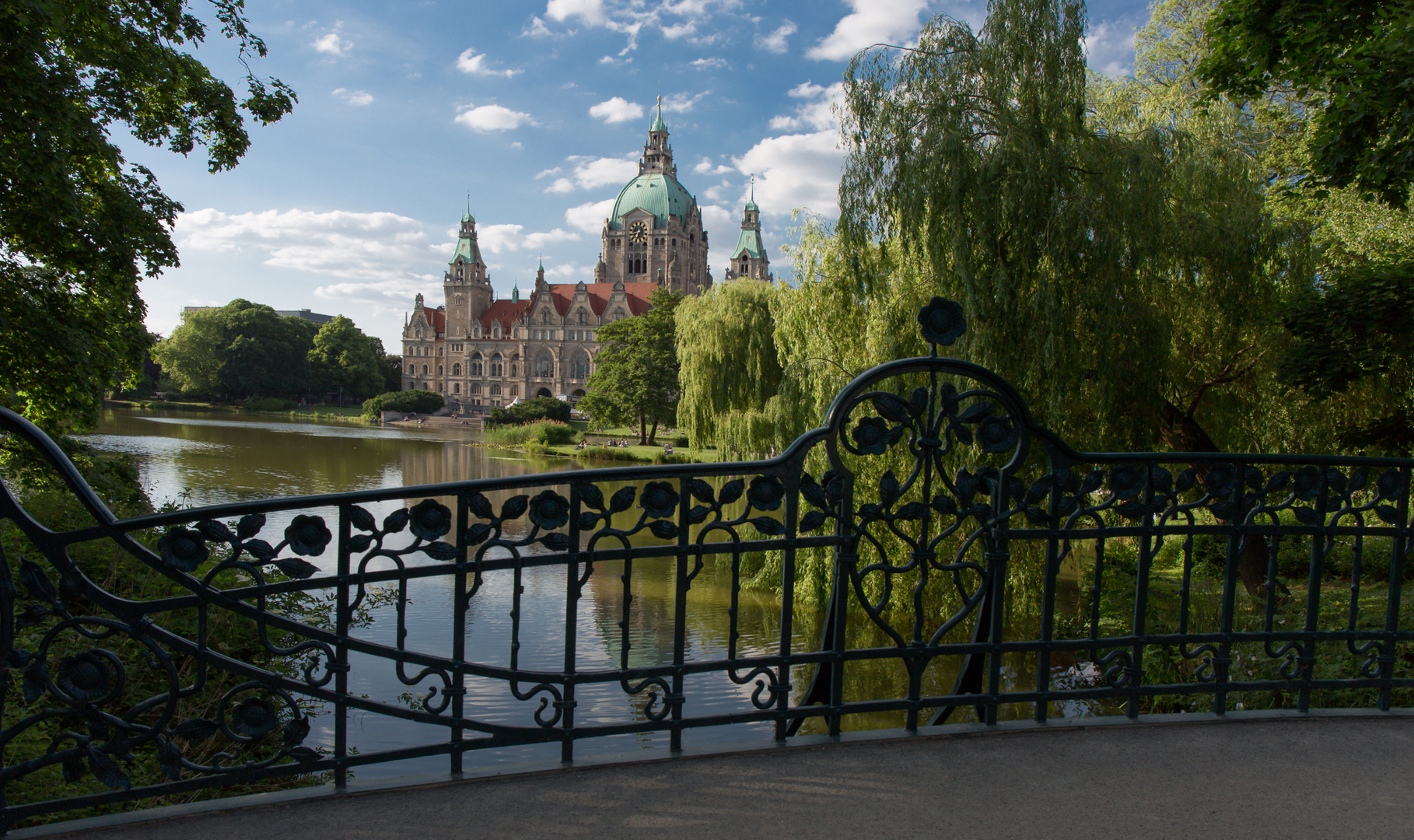 Blick vom Maschpark auf das Neue Rathaus