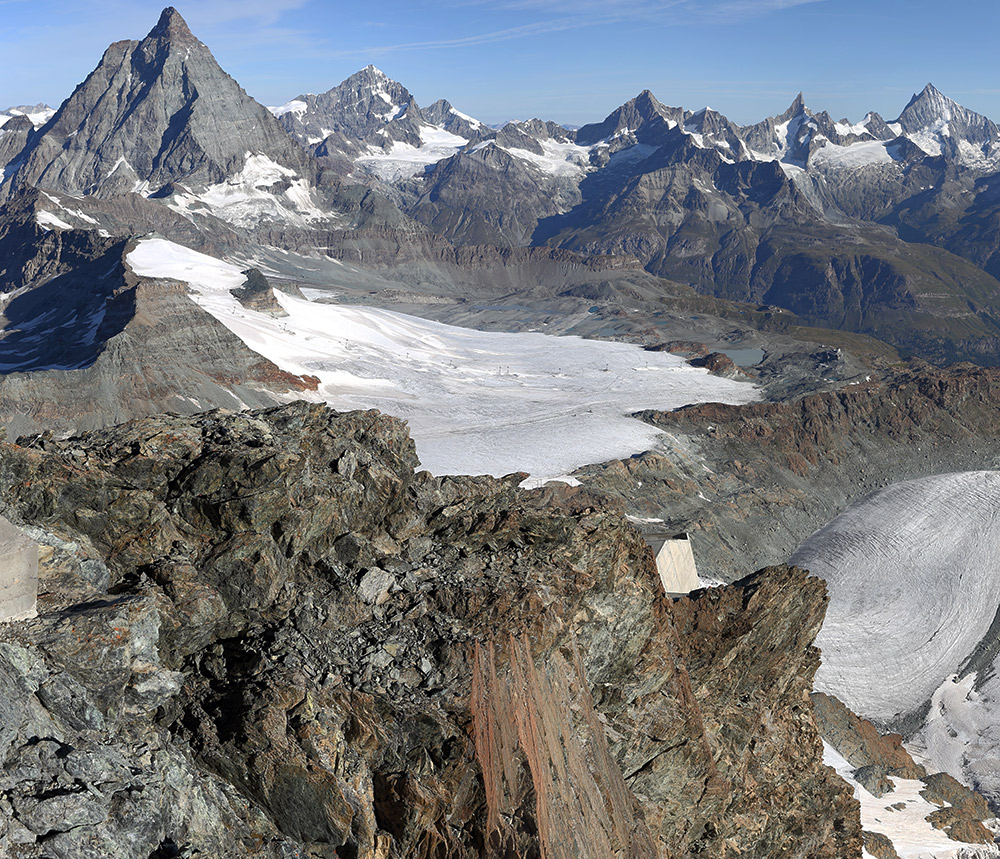 Blick vom Matterhorn bis zum herrlichen Weisshorn rechts und alles vom Kleinmatterhorn ...