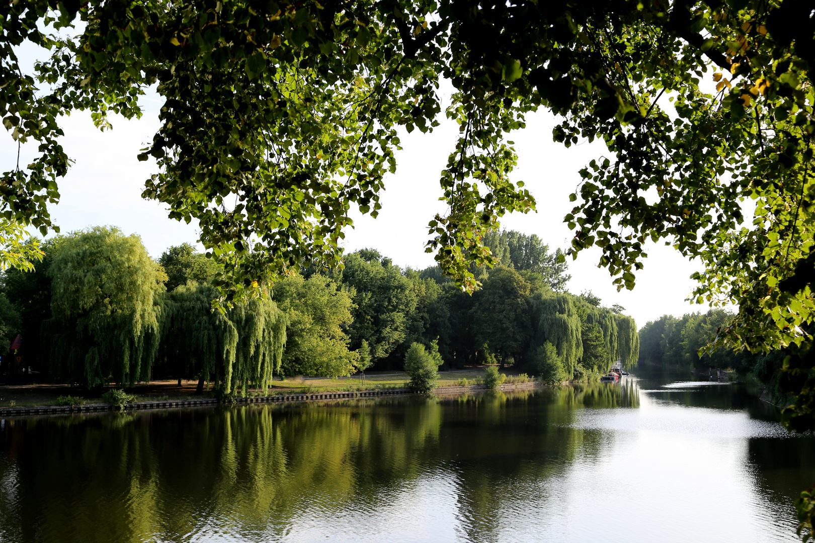 Blick vom Maybachufer auf den Landwehrkanal Richtung Spree