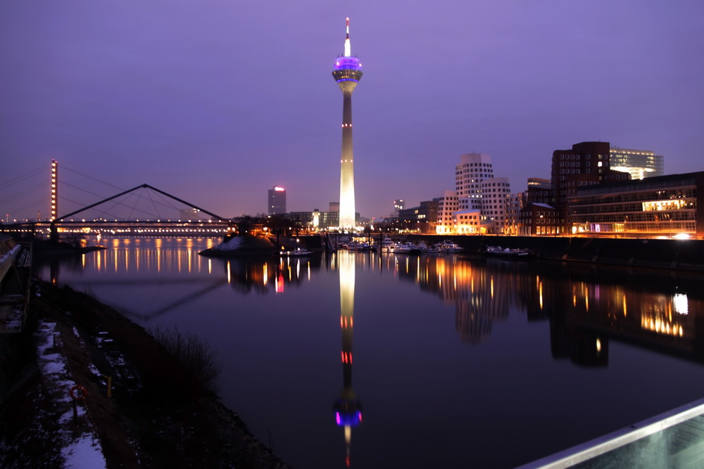 Blick vom Medienhafen auf den Rheinturm.