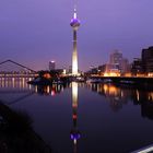 Blick vom Medienhafen auf den Rheinturm.