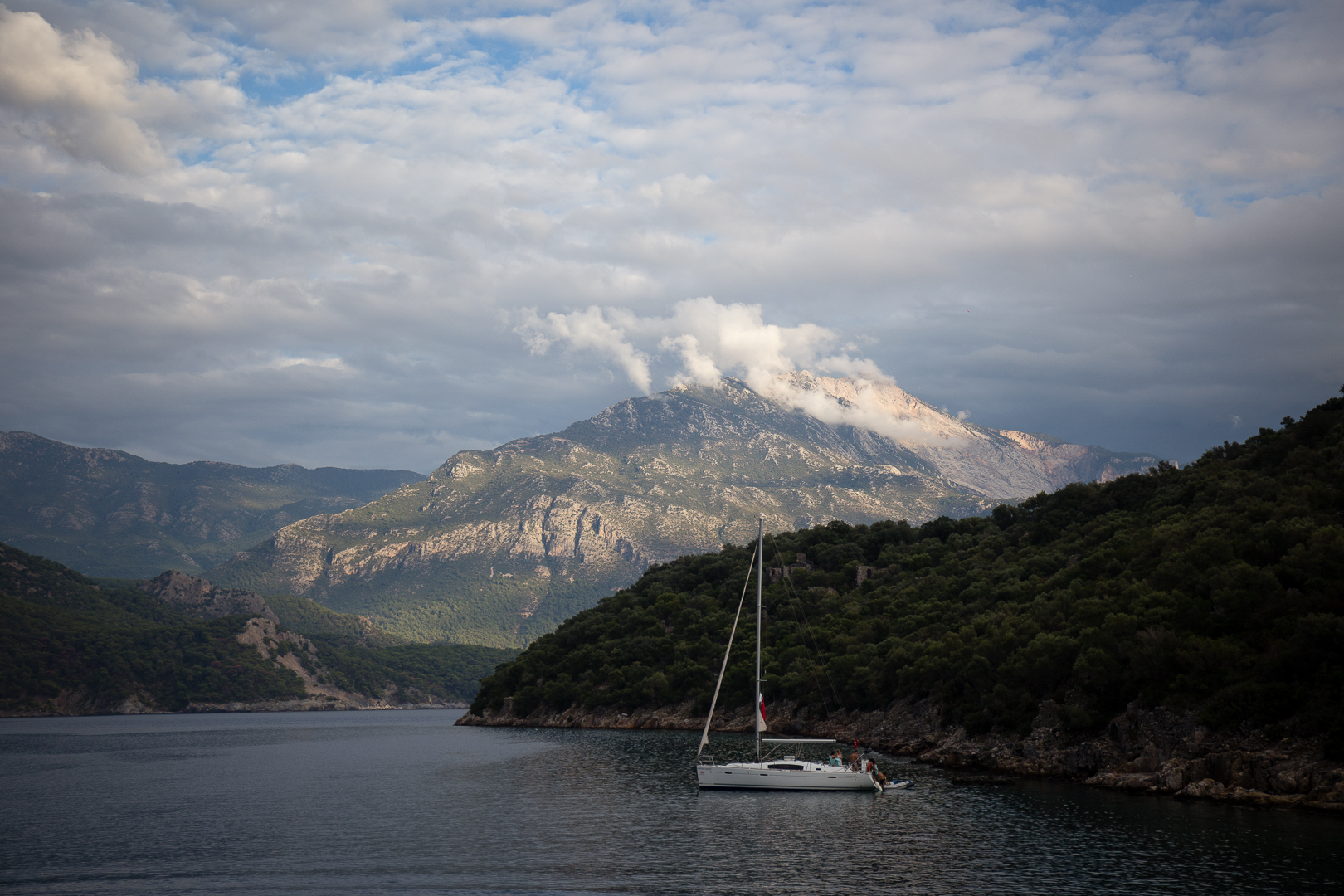   Blick vom Meer auf den Babadag bei einer Bootstour