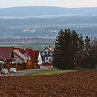 Blick vom Meusegaster Ziegenrücken die Ortsstraße hinunter...