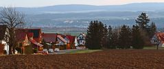 Blick vom Meusegaster Ziegenrücken die Ortsstraße hinunter...