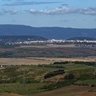 Blick vom Mila beim Abstieg an der Nordwestseite zum    Erzgebirge und nach Most