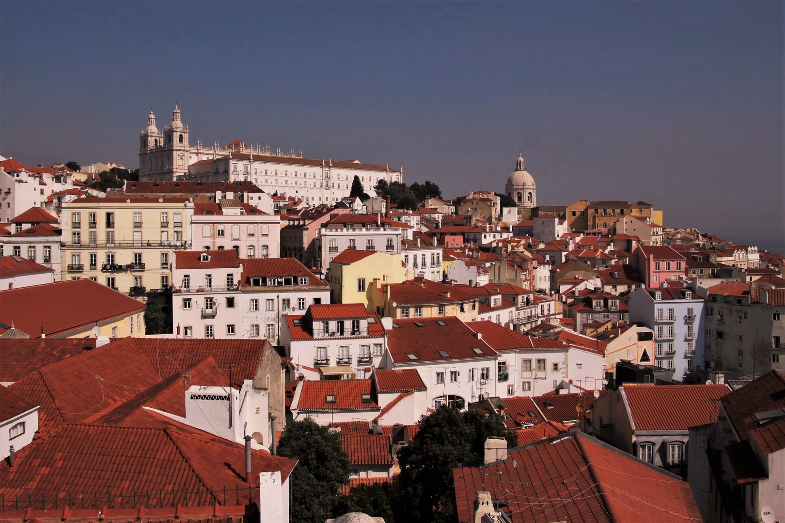 Blick vom Miradouro das Portas do Sol