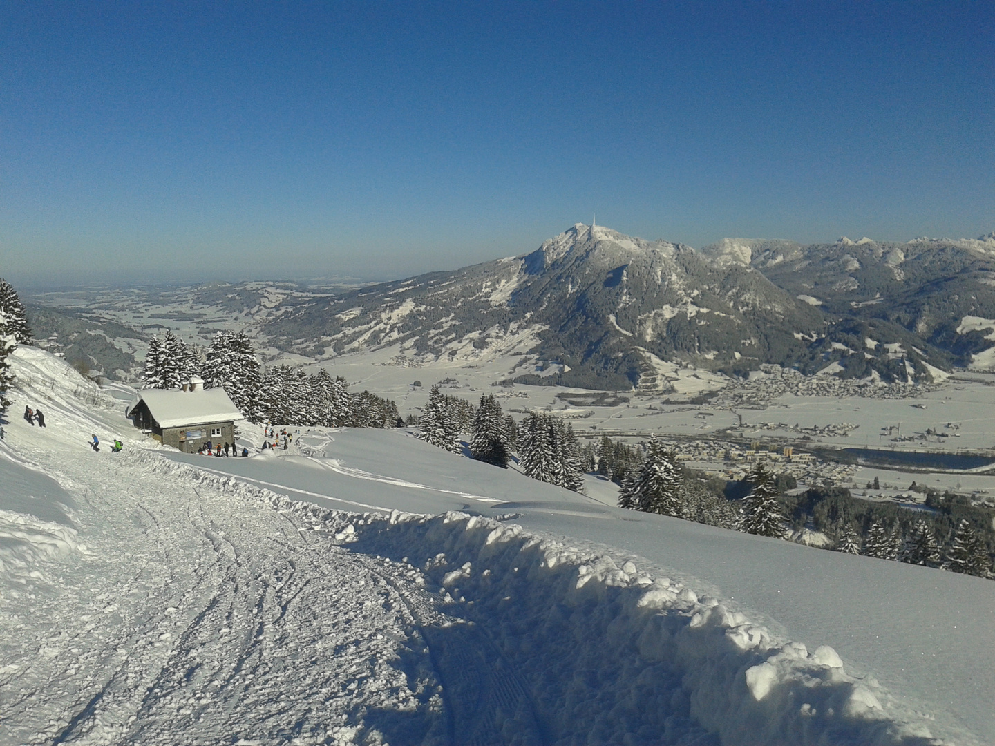 Blick vom Mittag im Winter mit Schnee