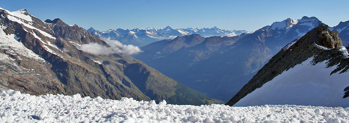 Blick vom Mittelallalin ( ca. 3500 m ) bis ins Berner Oberland