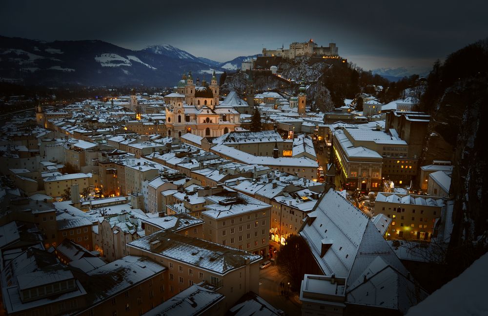 Blick vom Mönchsberg auf das adventliche Salzburg