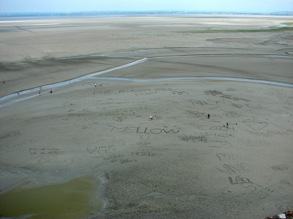 Blick vom Mont St. Michel bei Ebbe, Sand Graffiti