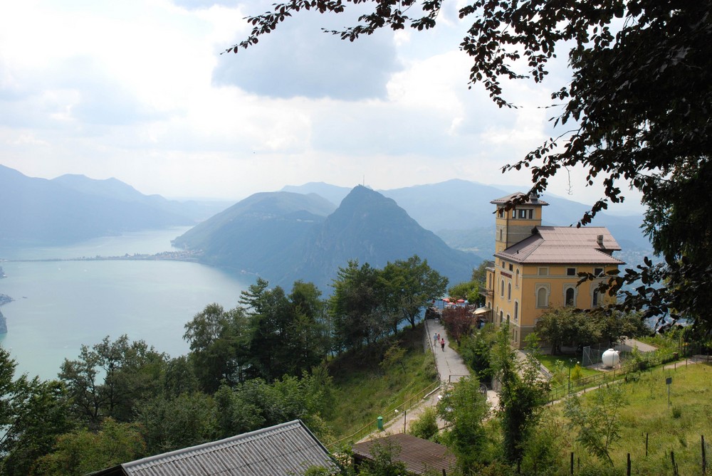 Blick vom Monte Bré auf den San Salvatore und den Damm von Melide