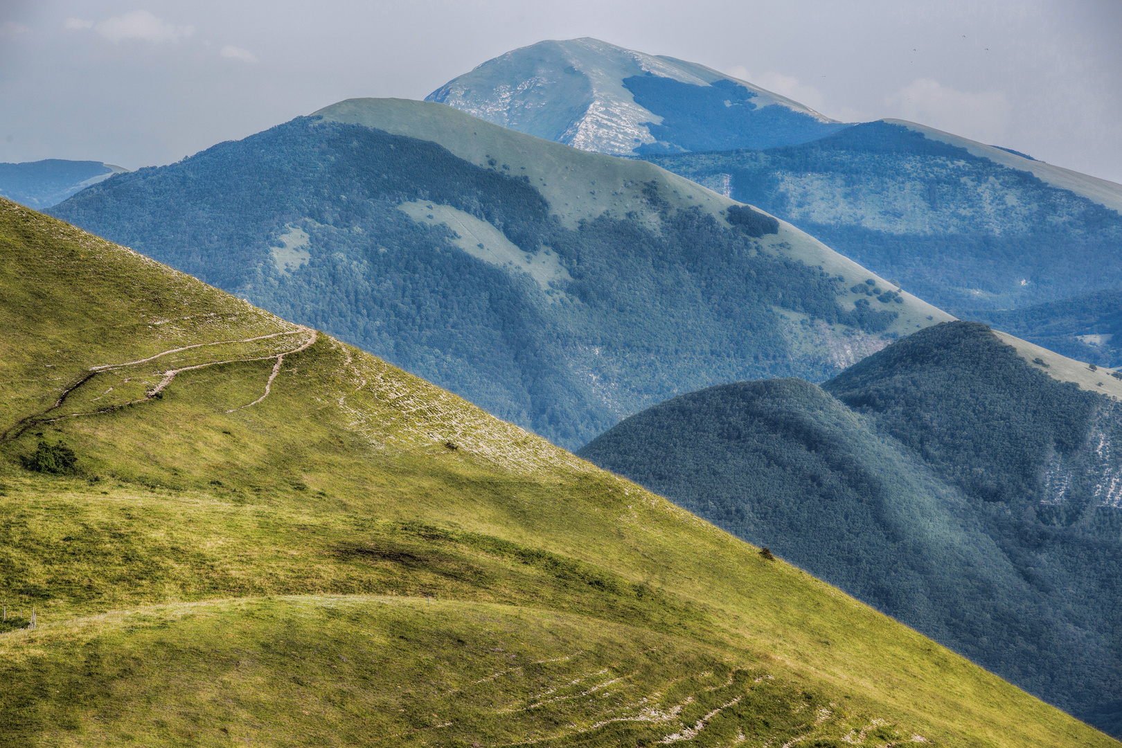 Blick vom Monte Catria auf die Nachbarberge des Apennin