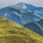 Blick vom Monte Catria auf die Nachbarberge des Apennin