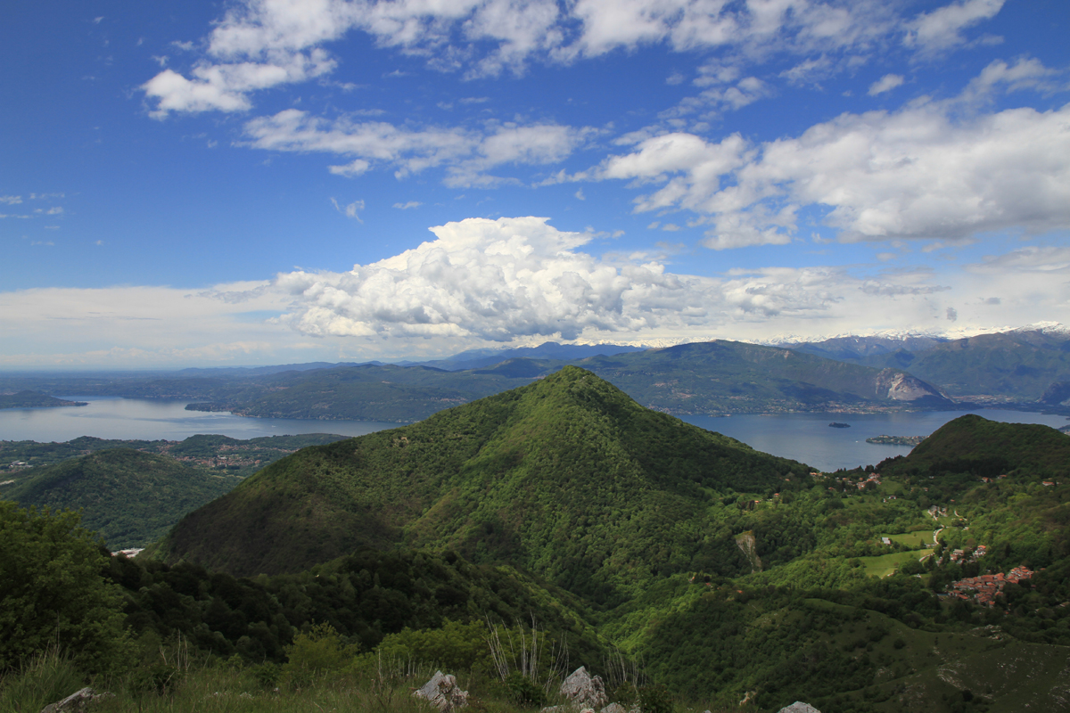 Blick vom Monte Crocetta nach Westen über den Lago Maggiore zur Monte Rosa