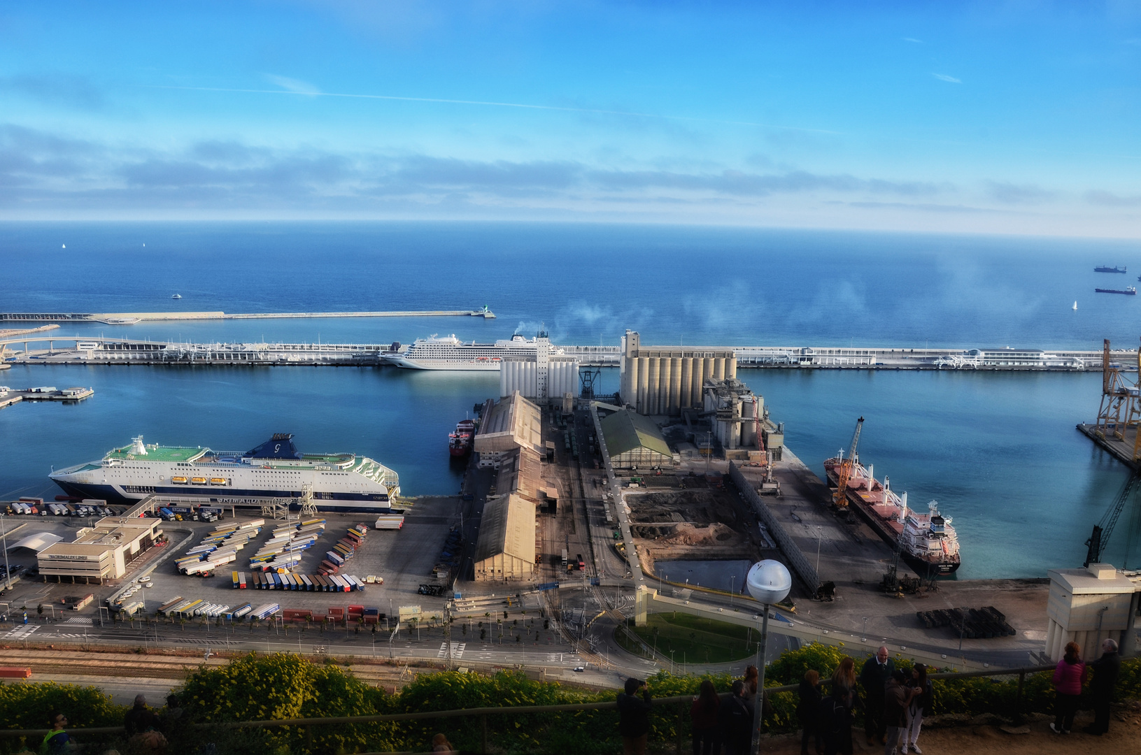 Blick vom Montjuïc Industriehafen Barcelona 