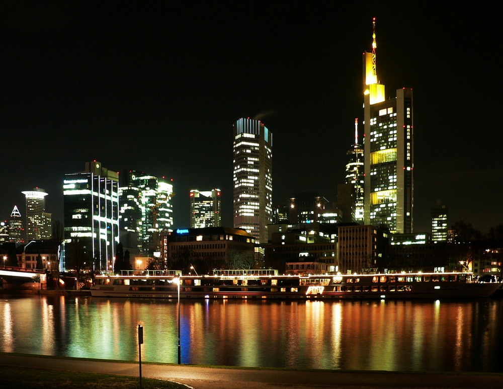 Blick vom Museumsufer auf die Skyline