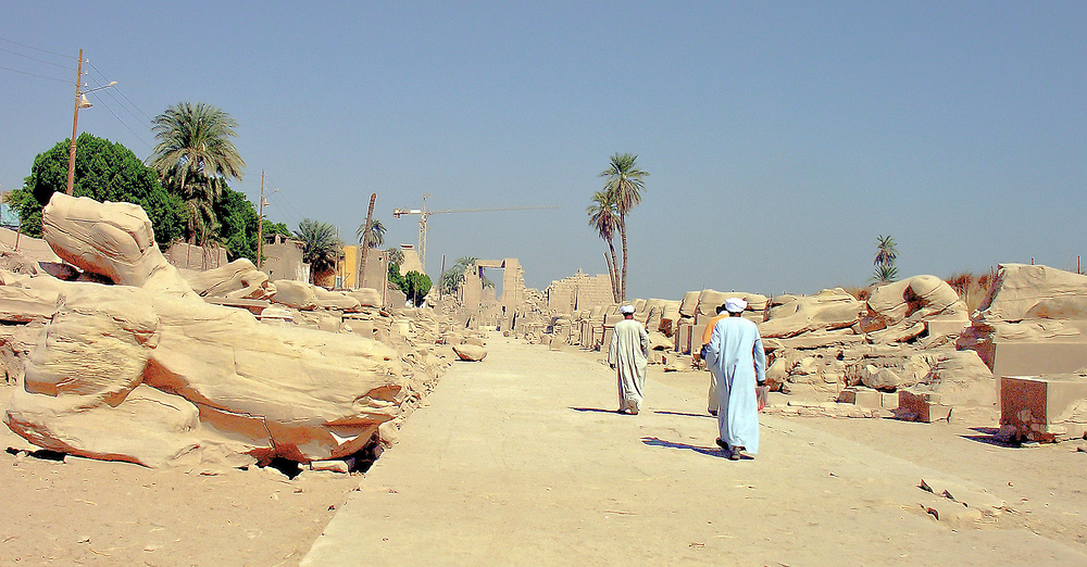 Blick vom Mut-Tempel von der ehemaligen Sphingenalle zum 10. Pylon vom Karnak-Tempel