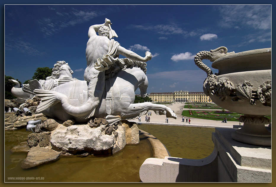 Blick vom Neptunbrunnen auf Schloss Schönbrunn