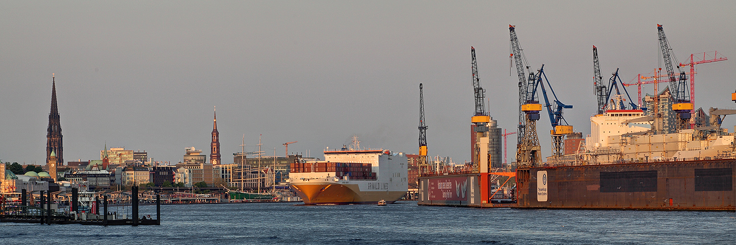 Blick vom neuen Kreuzfahrtterminal in Richtung Landungsbrücken