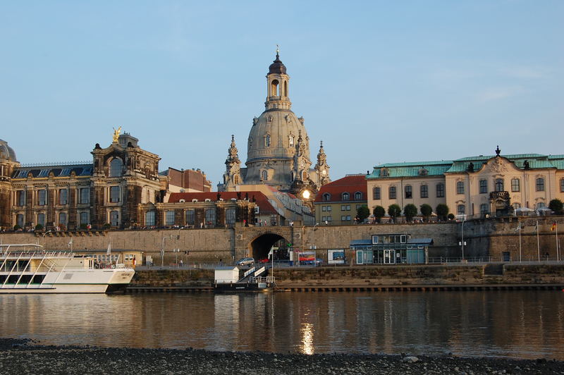 Blick vom Neustädter Ufer über die Elbe zu Frauenkirche