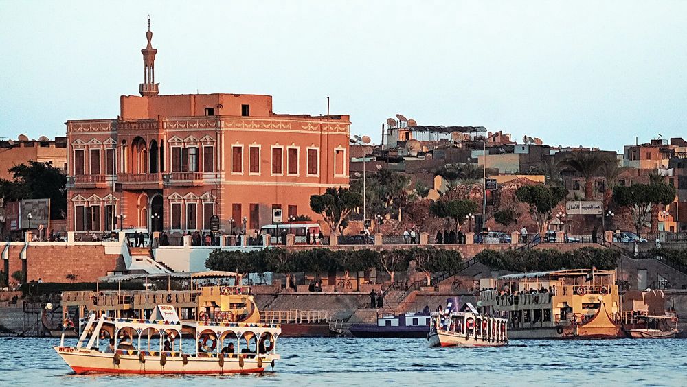 Blick vom Nil auf den Fahranleger an der Ostseite des Nil zur Luxor Stadt.