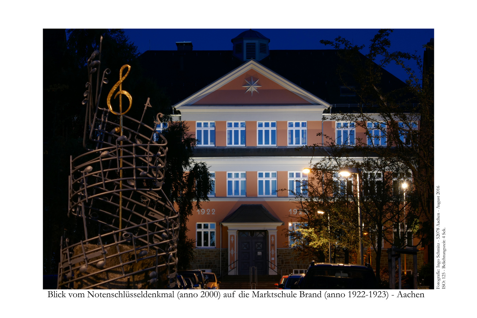 Blick vom Notenschlüsseldenkmal zur Marktschule Brand