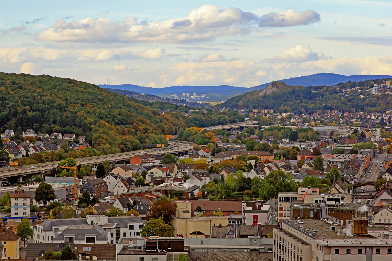 Blick vom oberen Schloss in Siegen auf die Hüttentalstraße und Umgebung