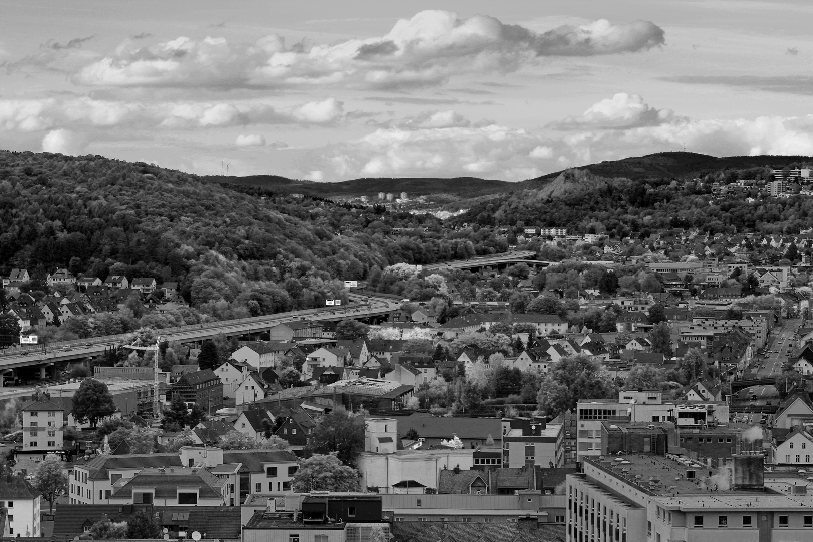 Blick vom oberen Schloss in Siegen auf die Hüttentalstraße und Umgebung (Umwandlung in schwarz weiß)