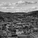 Blick vom oberen Schloss in Siegen auf die Hüttentalstraße und Umgebung (Umwandlung in schwarz weiß)